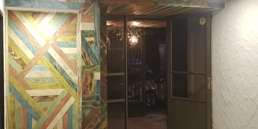 Adecuación de local comercial con mobiliario a medida, iluminación cálida y acabados de carpintería — D-Fuse Concept Bogotá Colombia