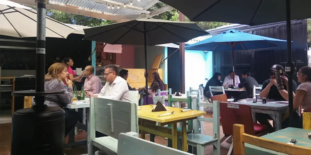 Adecuación de local comercial con mobiliario a medida, iluminación cálida y acabados de carpintería — D-Fuse Concept Bogotá Colombia