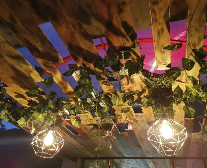 Adecuación de local comercial con mobiliario a medida, iluminación cálida y acabados de carpintería — D-Fuse Concept Bogotá Colombia